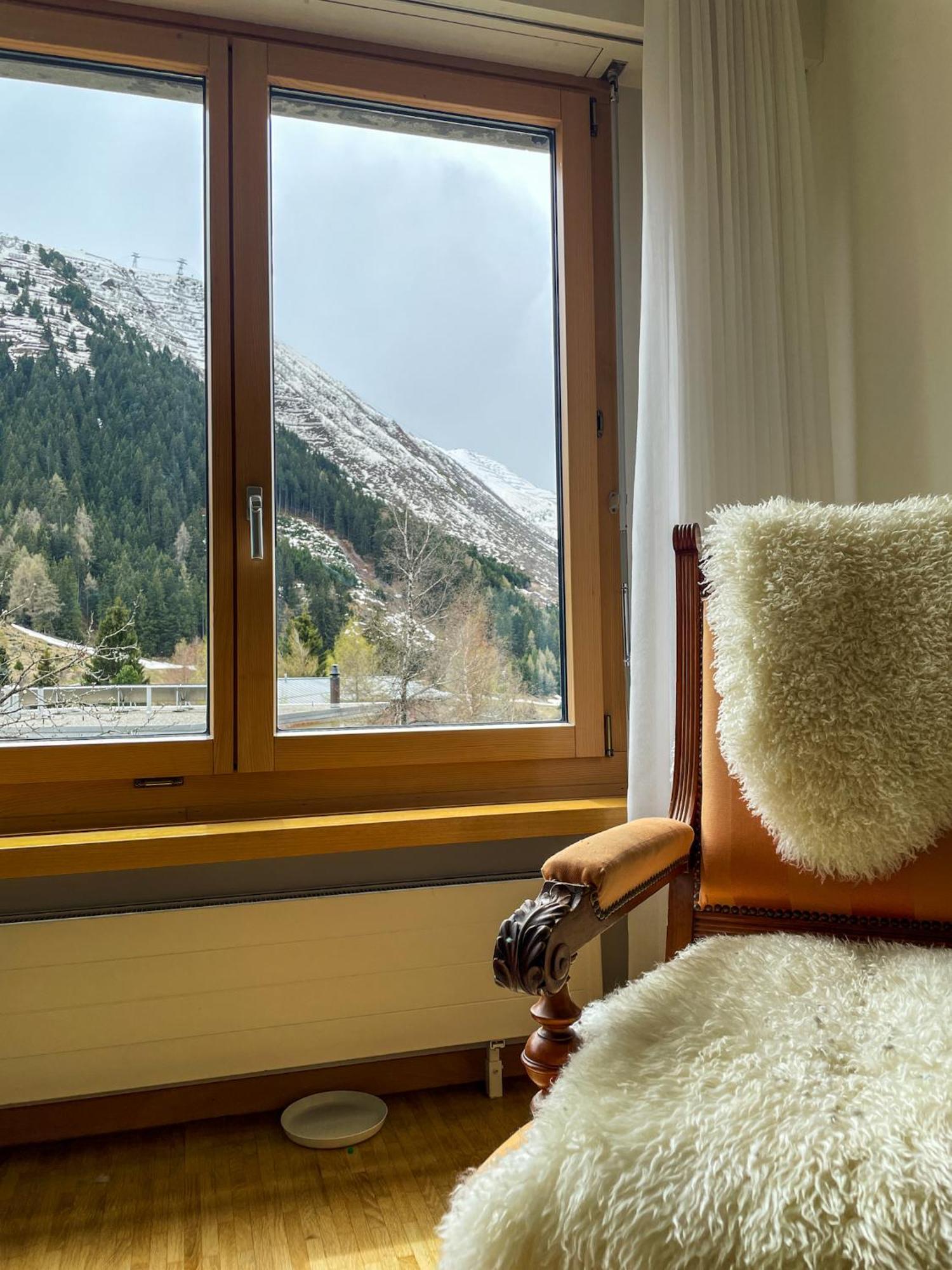 Top Modernes Apartment Im Herzen Von Andermatt Balkon & Bergblick Exterior foto