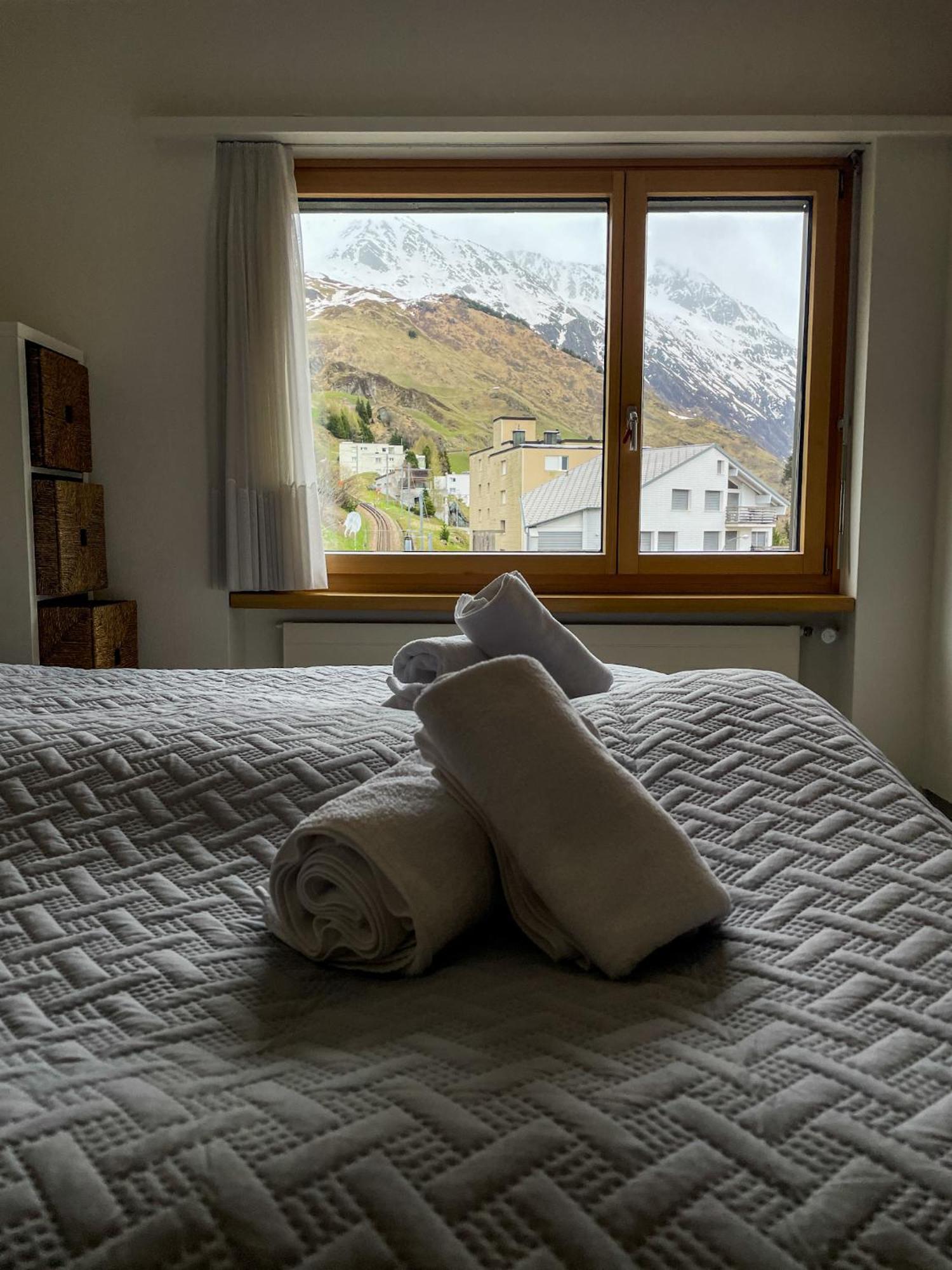 Top Modernes Apartment Im Herzen Von Andermatt Balkon & Bergblick Exterior foto